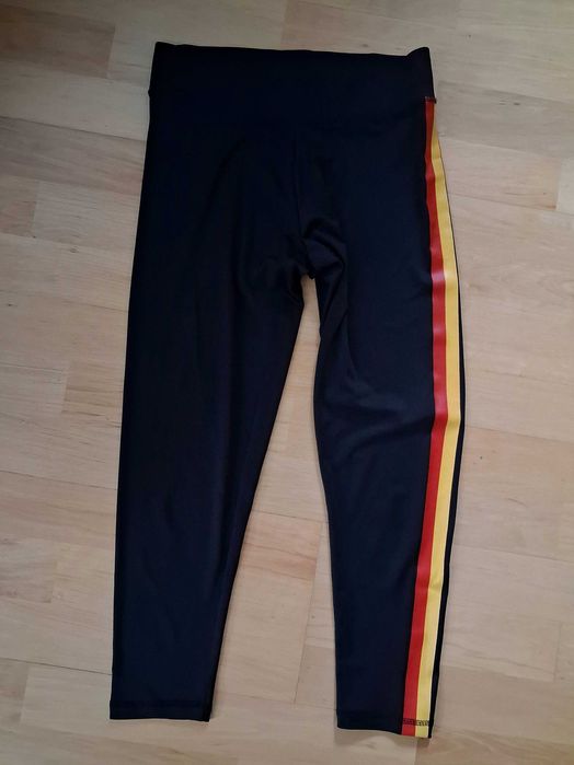 Czarne legginsy 3/4 z kolorowym lampasem