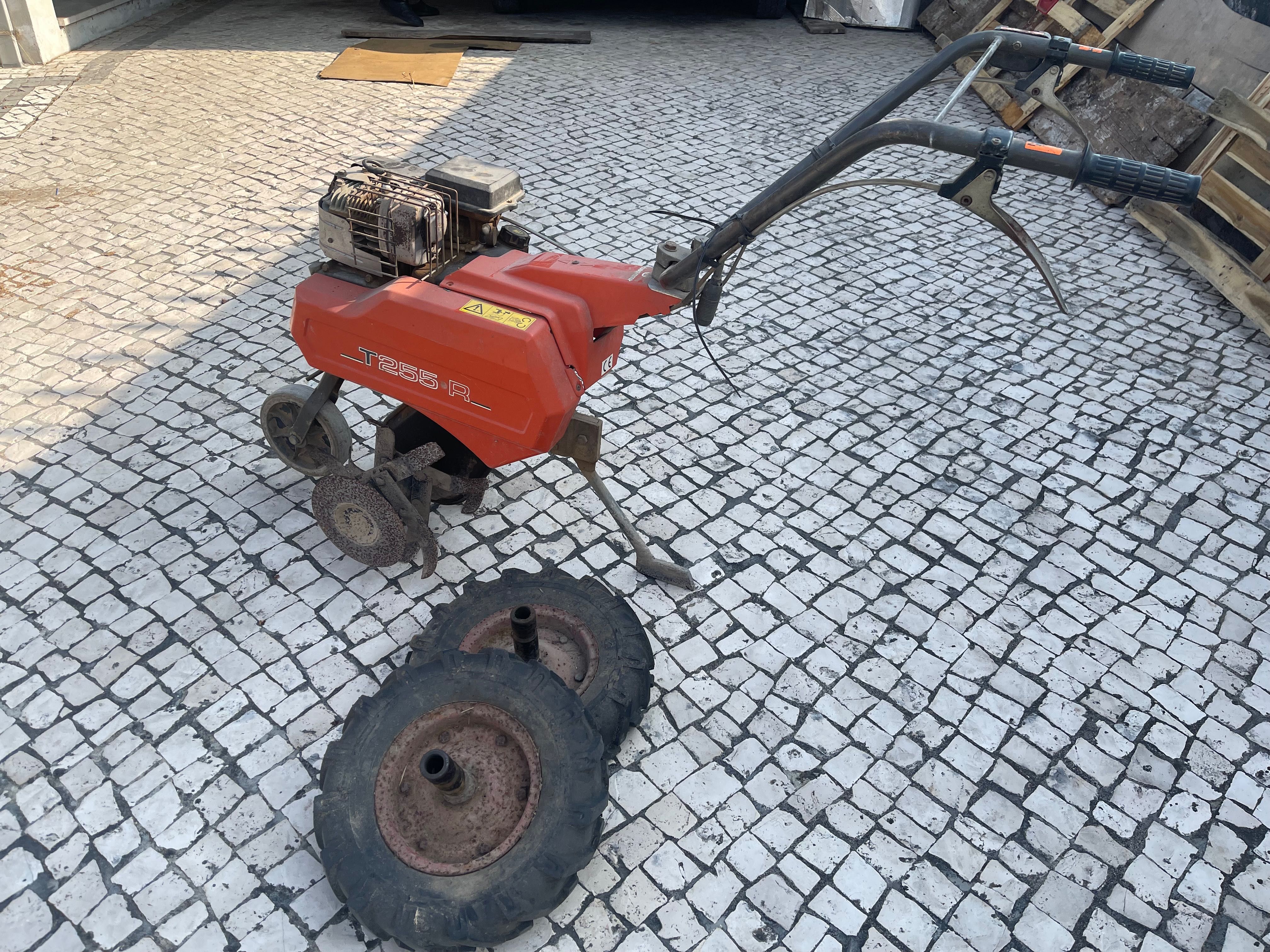 Máquina de lavrar e frezar