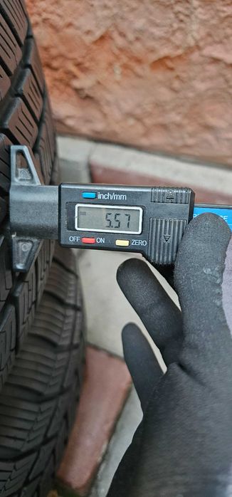 Продам комплект зимових шин 235 /65 R17 Barum