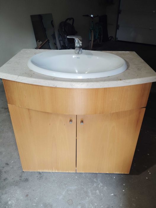 Móvel com lavatório e pedra mármore