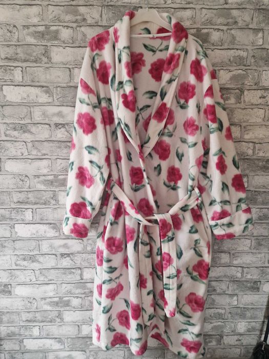 Ciepły szlafrok z miękkiego polaru w piękne kwiaty