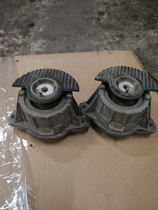 Подушки двигателя Мерседес 212 3.5