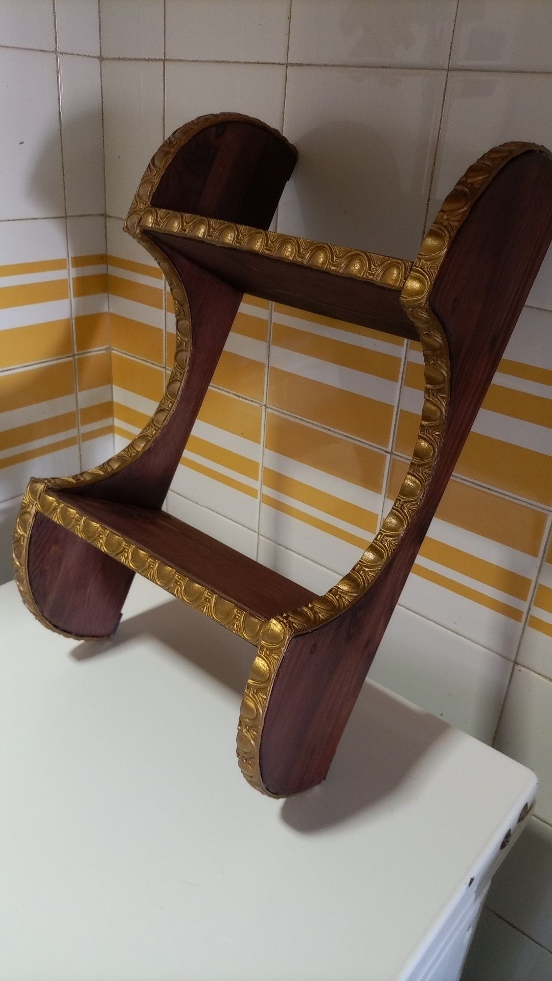 Estante pequena decorada e c/sem frascos
