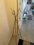 Cabide de pe cinzento