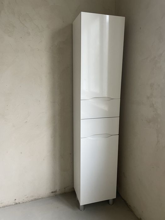 Шкаф, пенал у ванну, комод