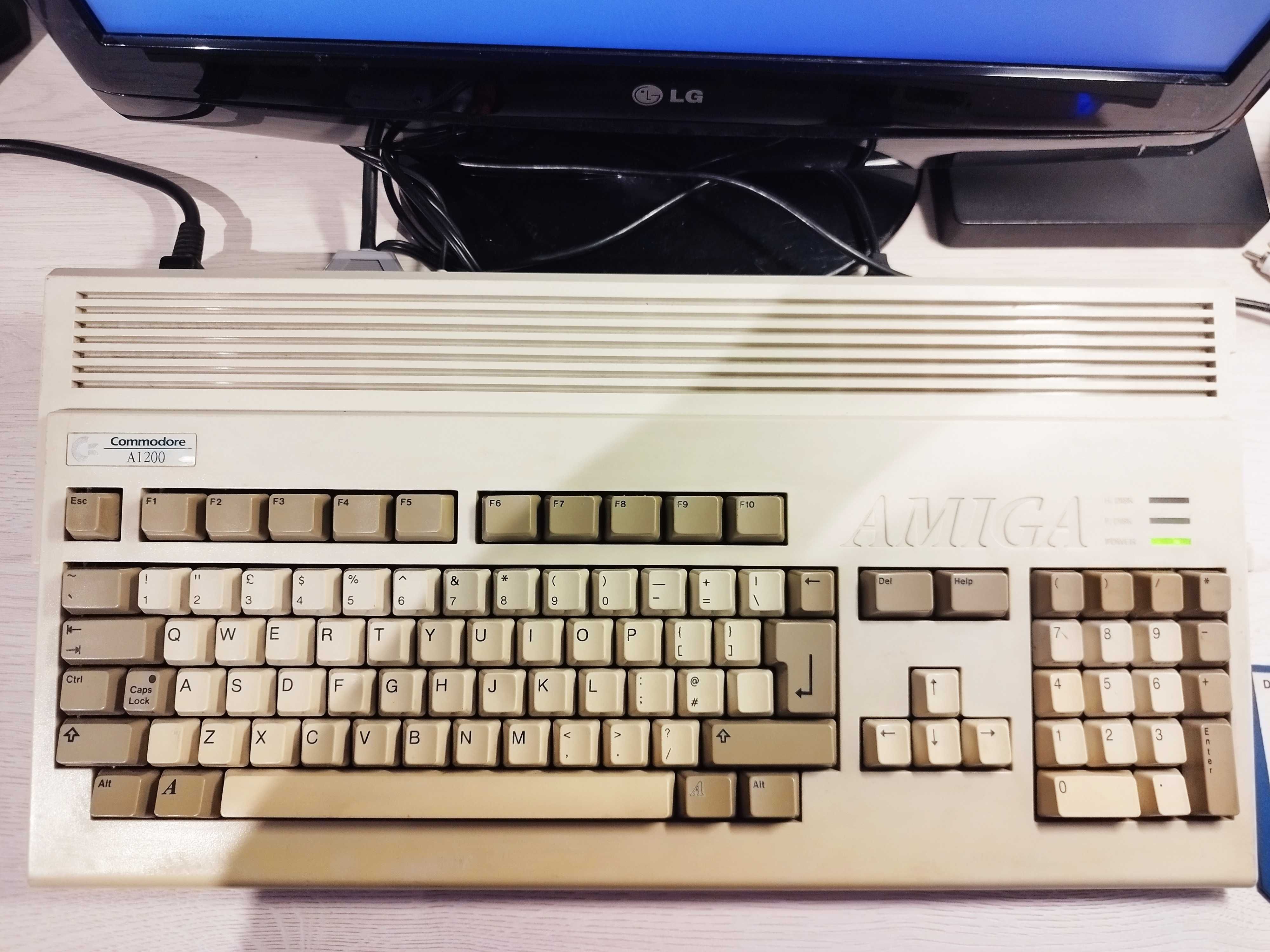 Amiga 1200 z joystickiem oraz oryginalną dyskietką Deluxepaint IV