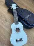 Ukulele wraz z chwytami i pokrowcem