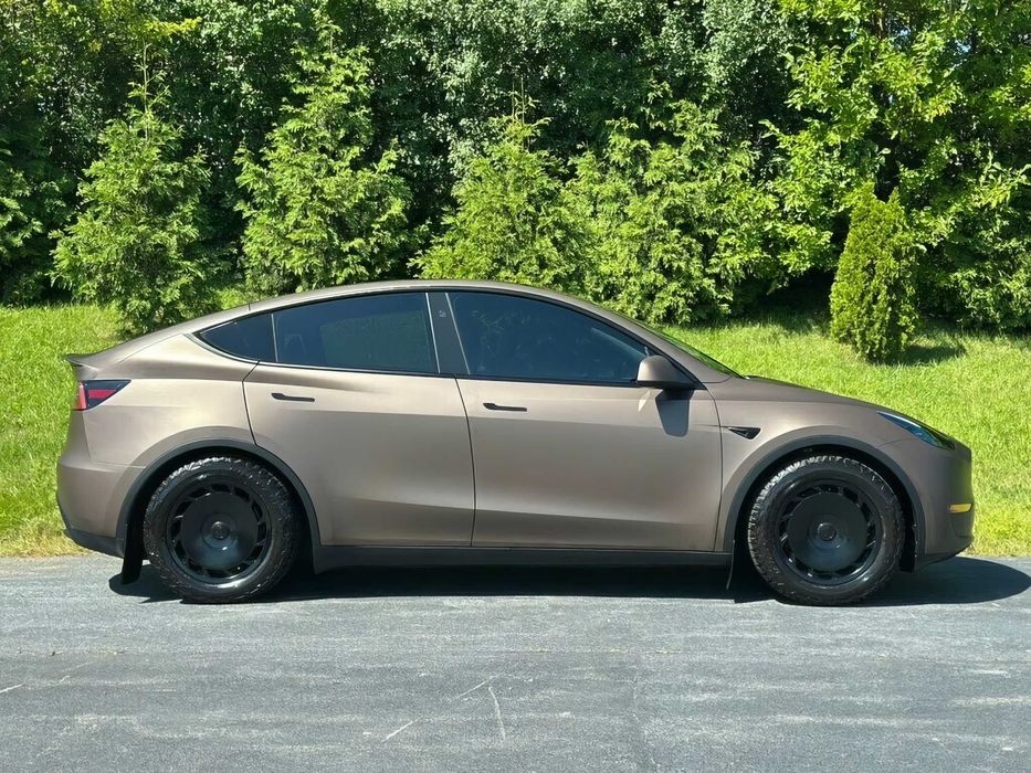 Tesla Model Y      2023
