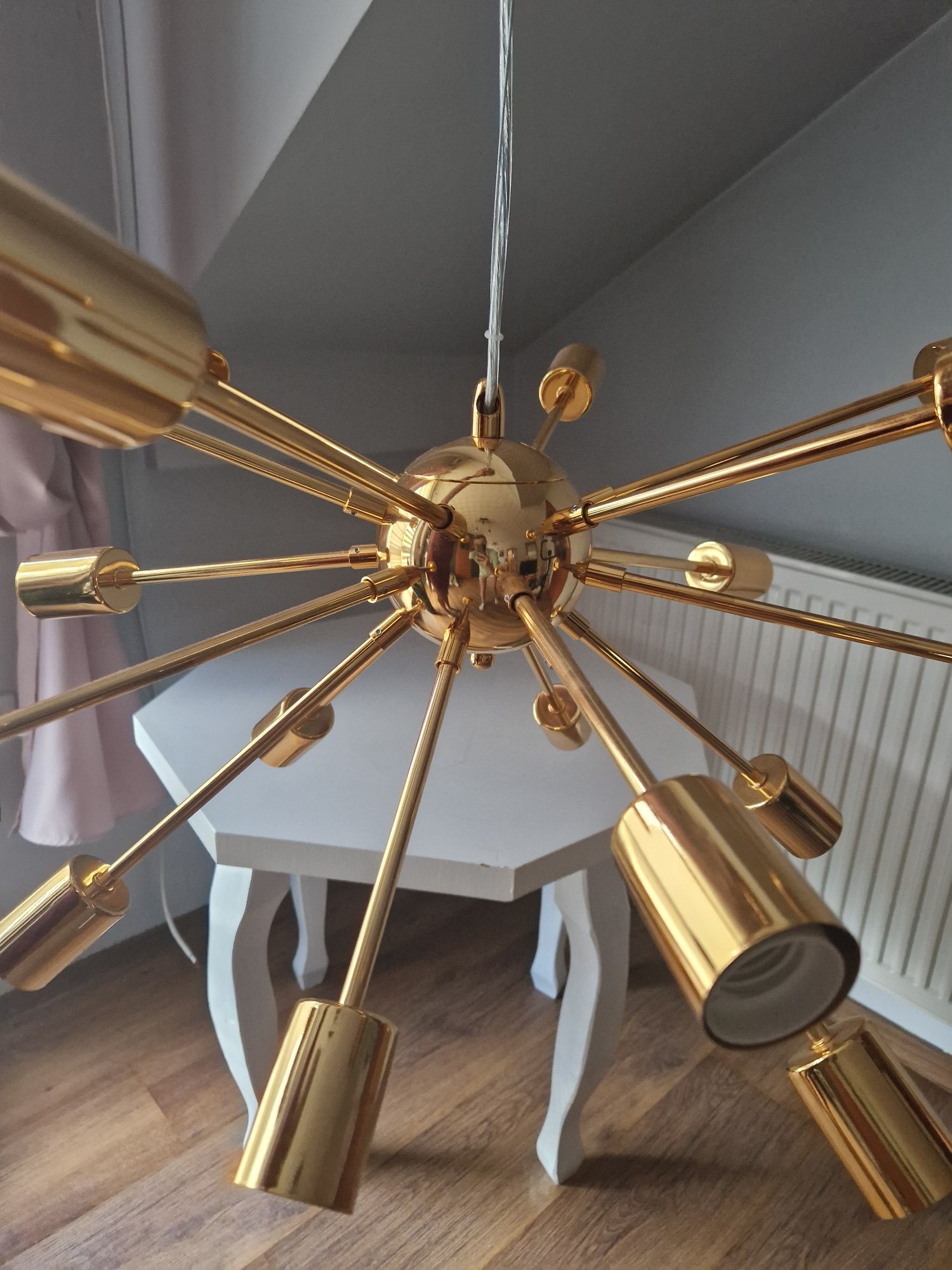 Złota lampa salonowa