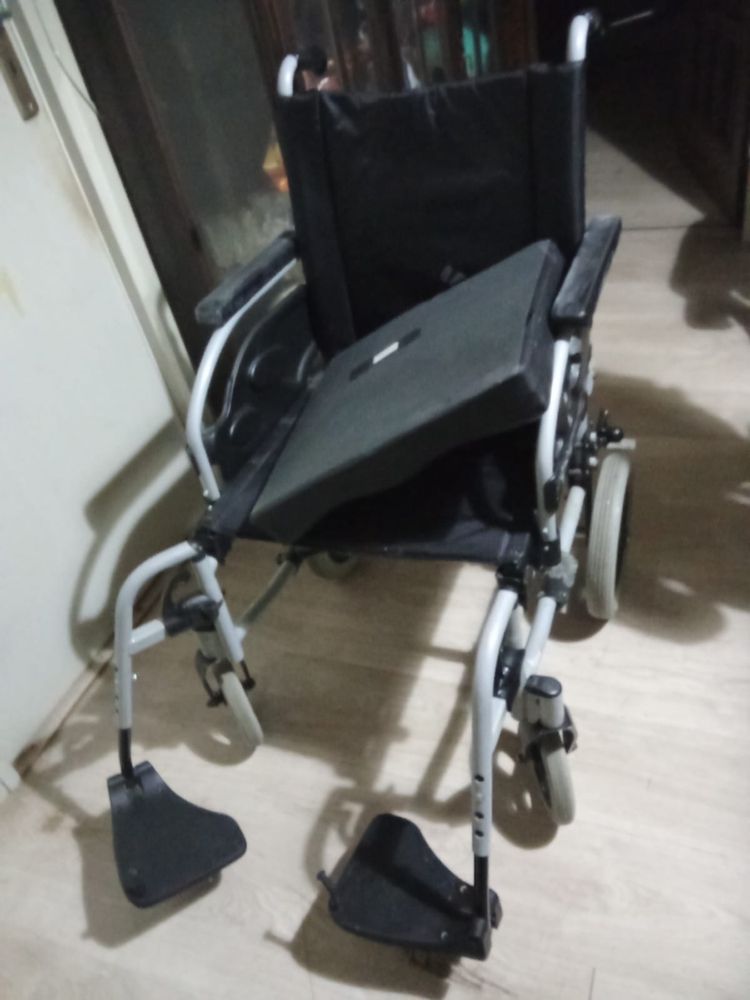 Cadeira de rodas de posicionamento como nova