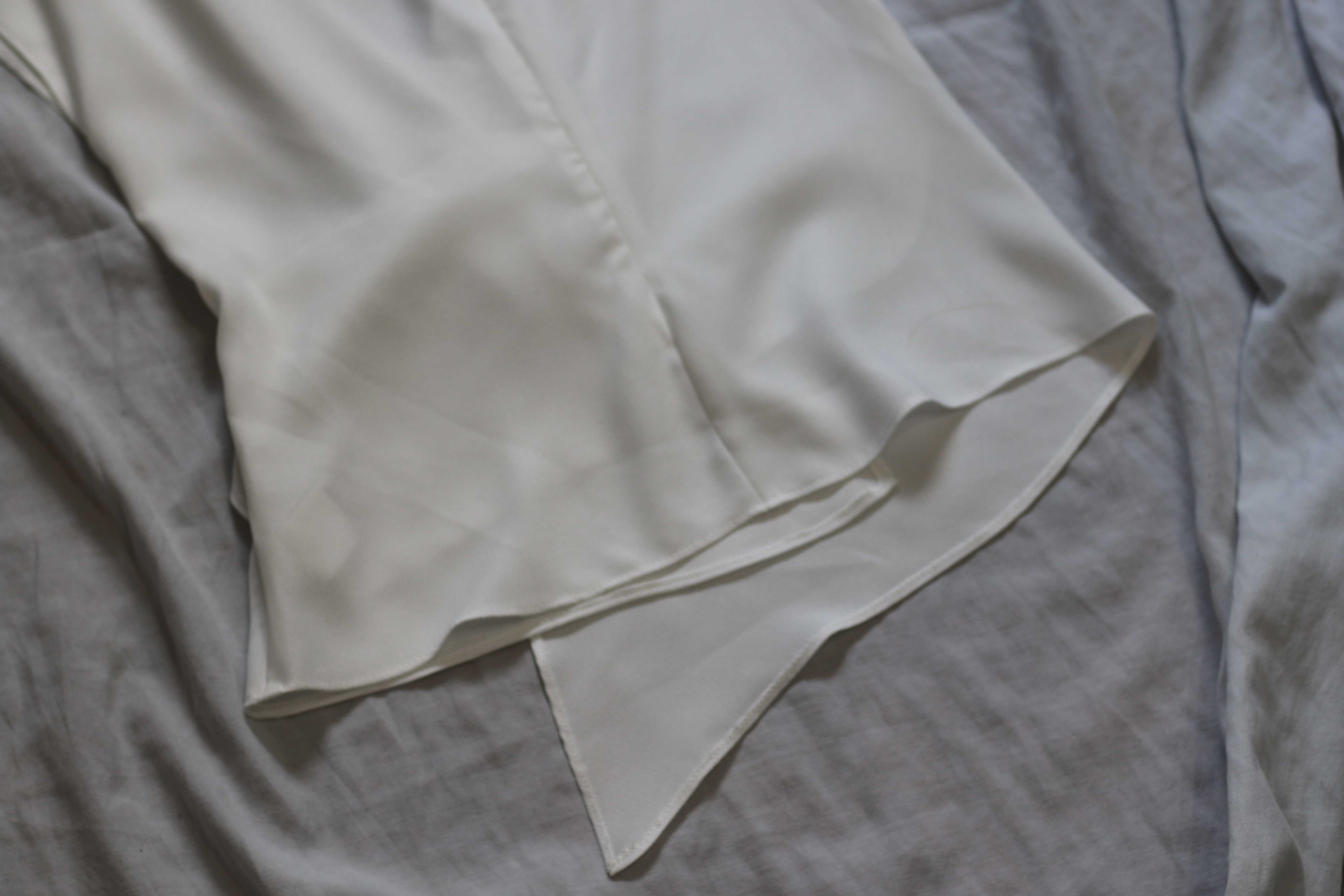 Blusa silhueta assimétrica com detalhe de nó