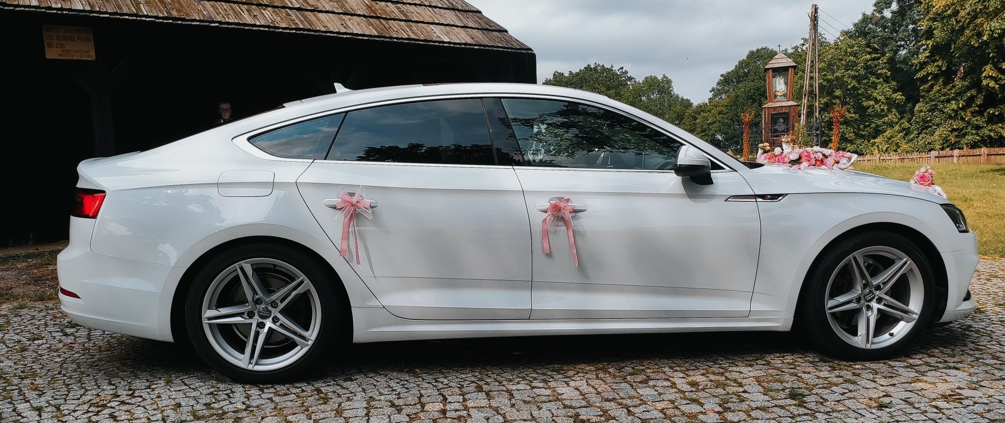 Samochód do ślubu / wesela młodej pary piękne białe audi A5 Sportback