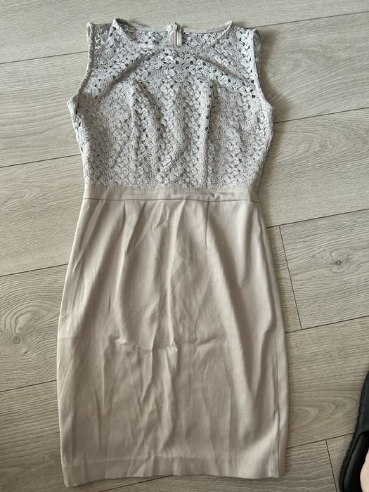 Dopasowana sukienka z koronką 34