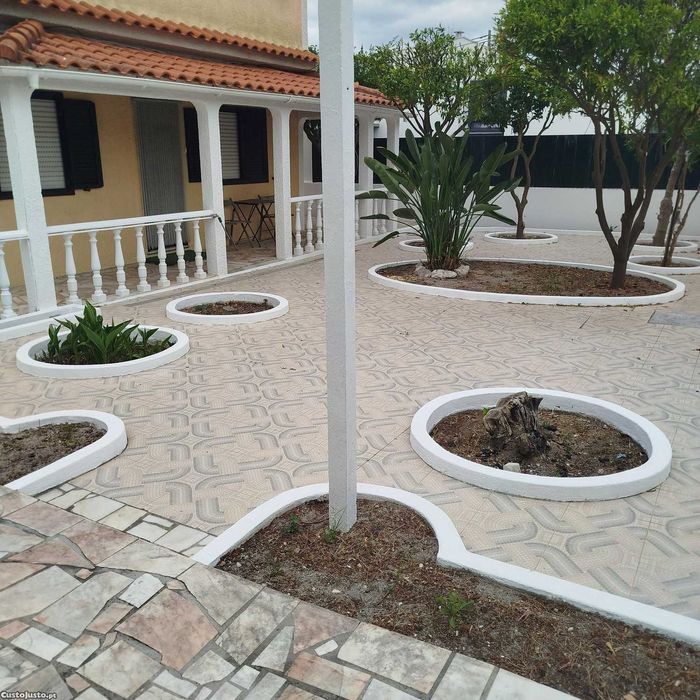 Moradia T2-R/C, Mobilada,  Aroeira, Charneca Caparica num condomínio