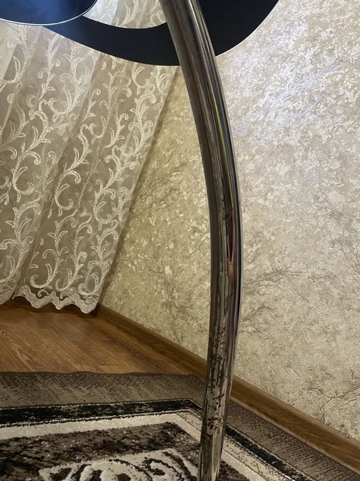 Стіклянний стіл.