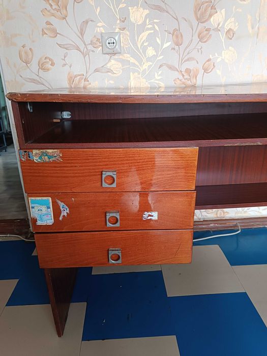 Стол письменный.