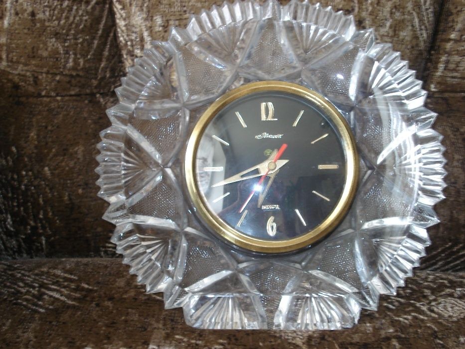 часы МАЯК кварц антиквариат времен СССР в хрустальной оправе