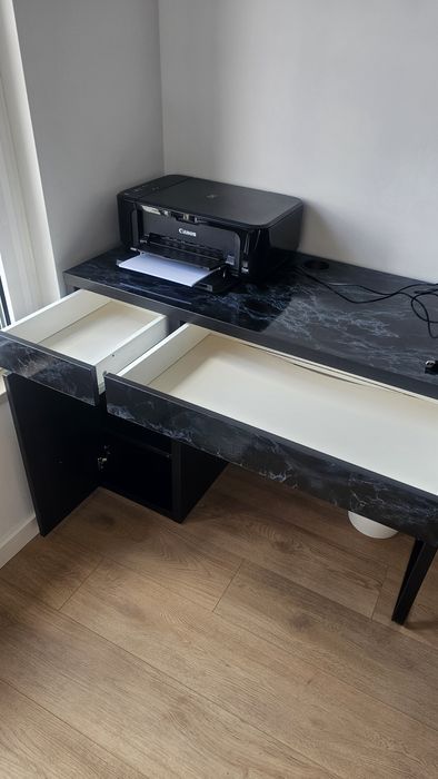 Secretaria preta com efeito mármore