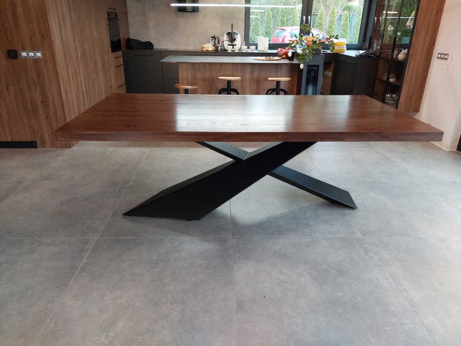 Stół dębowy loft z żywą krawędzią – naturalne drewno i stal live edge