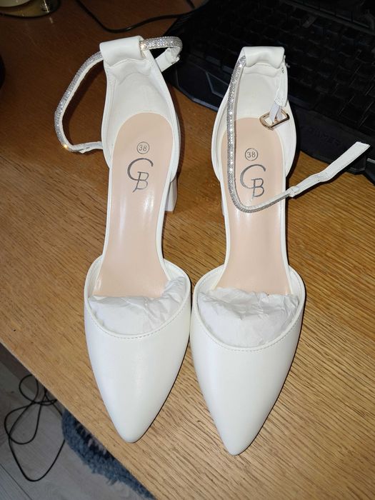 Білі туфлі на підборах