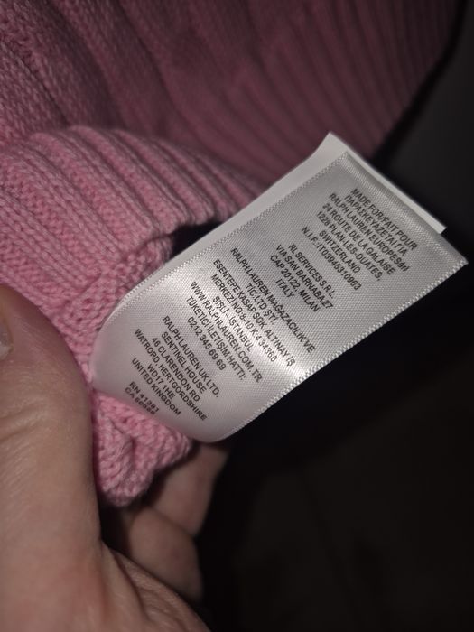 Różowy sweterek z warkoczykowym splotem