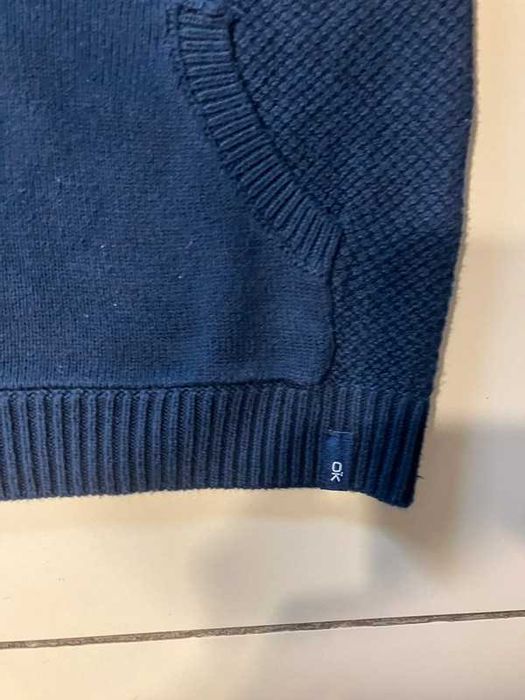 Granatowy sweter dziecięcy Okaïdi z golfem i kieszenią kangura 116 cm
