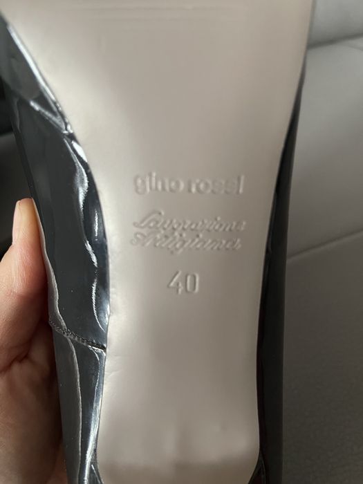 Gino Rossi skórzane, lakierowane szpilki na koturnie c. szary rozm. 40