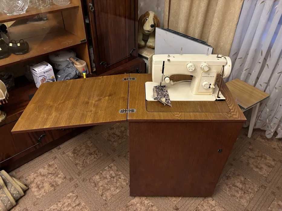 Швейная машинка с тумбой "Чайка" -124М