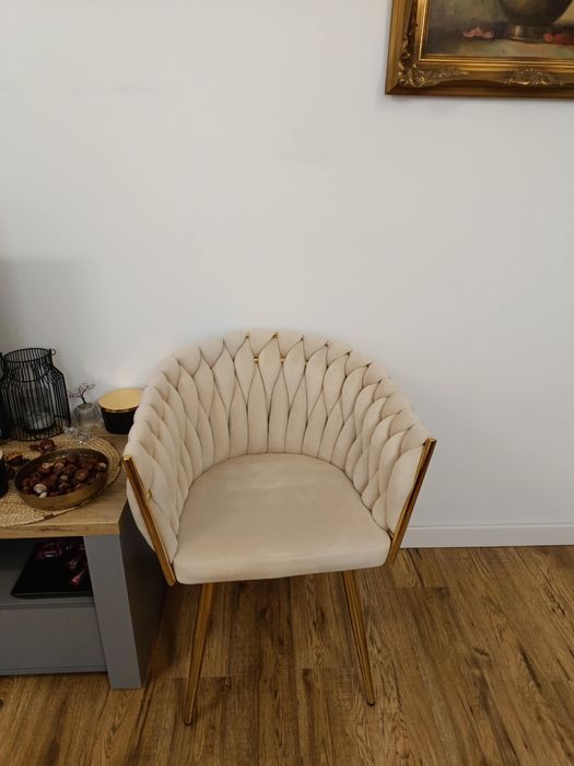 Dwa tapicerowane krzesla glamour ze zlotymi ramkami