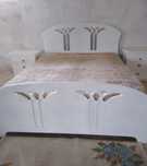 Cama de casal com mesas de cabeceira