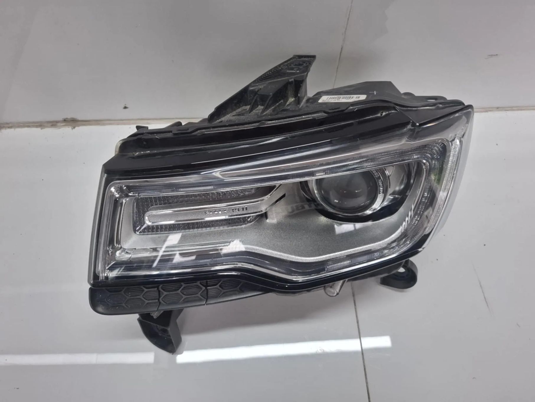 LEWA LAMPA PRZEDNIA PRZÓD JEEP GRAND CHEROKEE WK2 XENON 14-