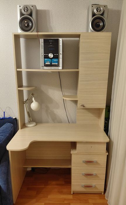 Комп'ютерний стіл