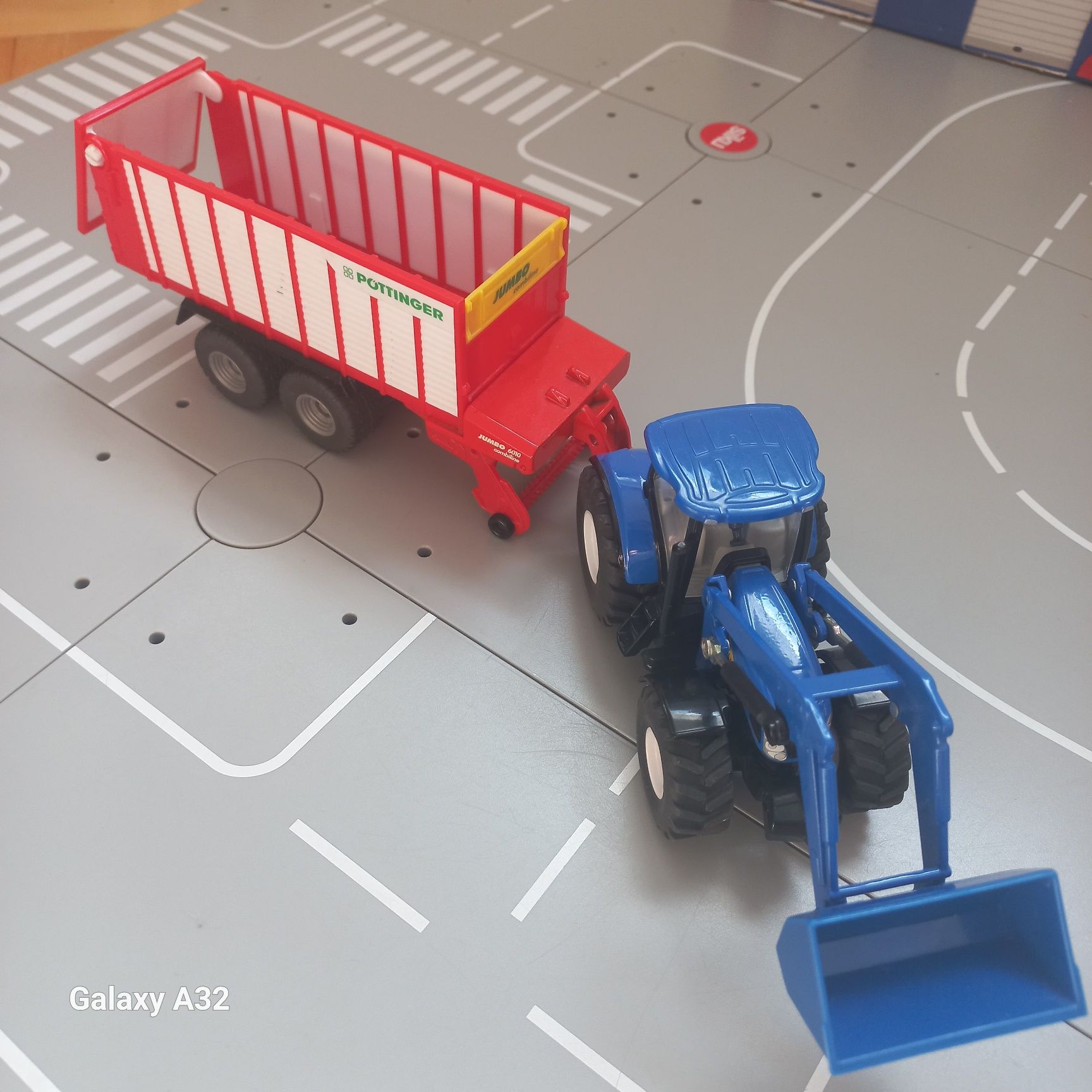 Siku 1:50  traktor new holand z ladowaczem I przyczepa potinger