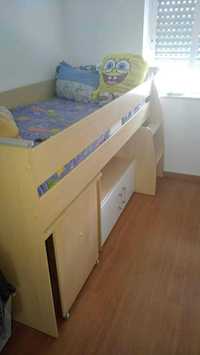 Estúdio de quarto de criança, cama com arrumação e secretária integrad