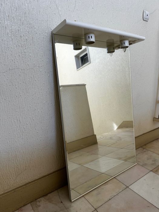 Espelho de casa de banho com lâmpadas