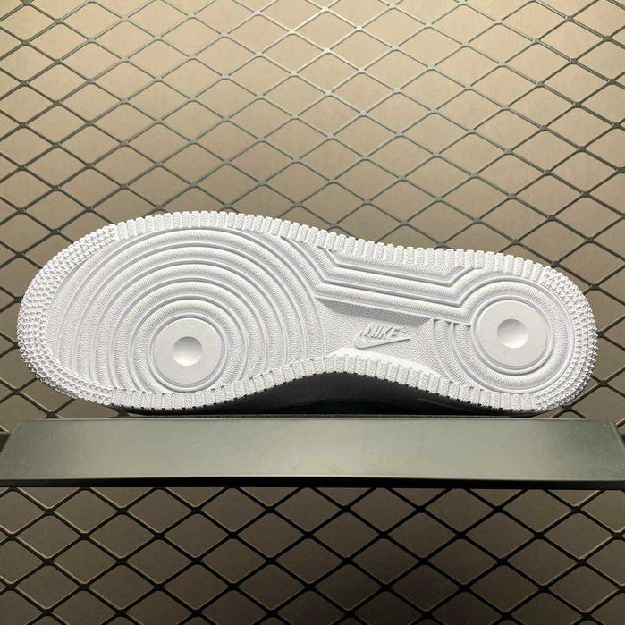 Buty meskie Mokasyny Nike Air Force 1 Low '07 White R.42
