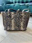 Torebka Wittchen typu shopper skórzana motyw węża khaki brązowa ramię