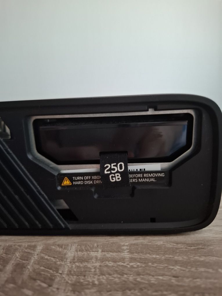 Xbox 360 E 250GB + 2 pady