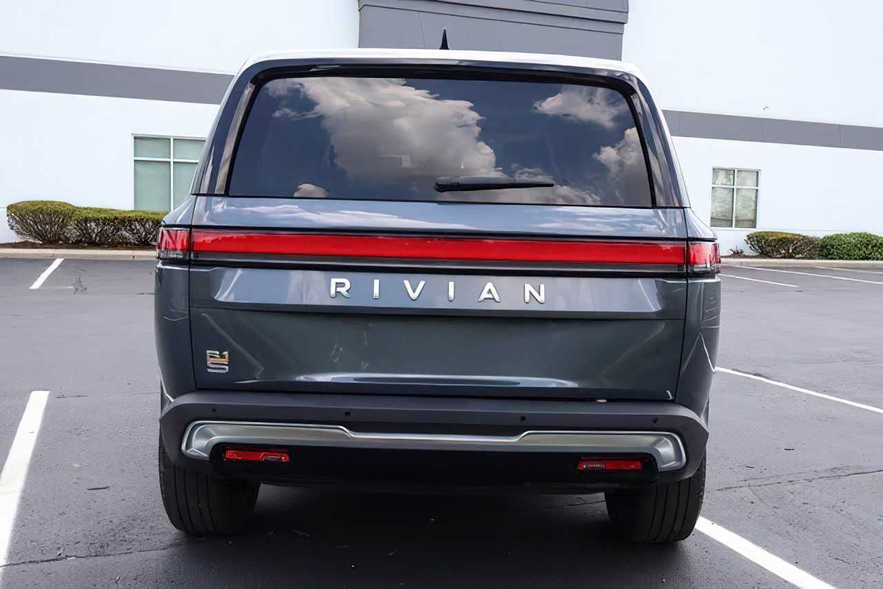 Rivian R1S Adventure 2023