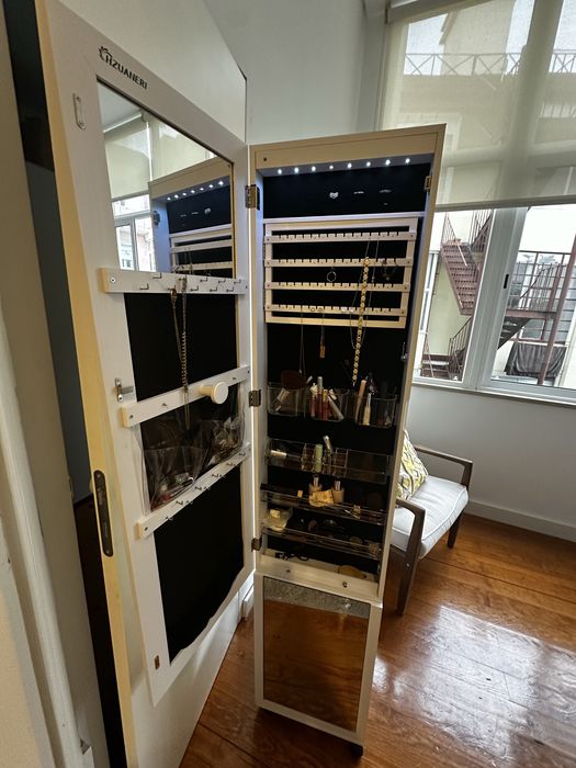 Guarda joias , cabide com espelho com rodizios