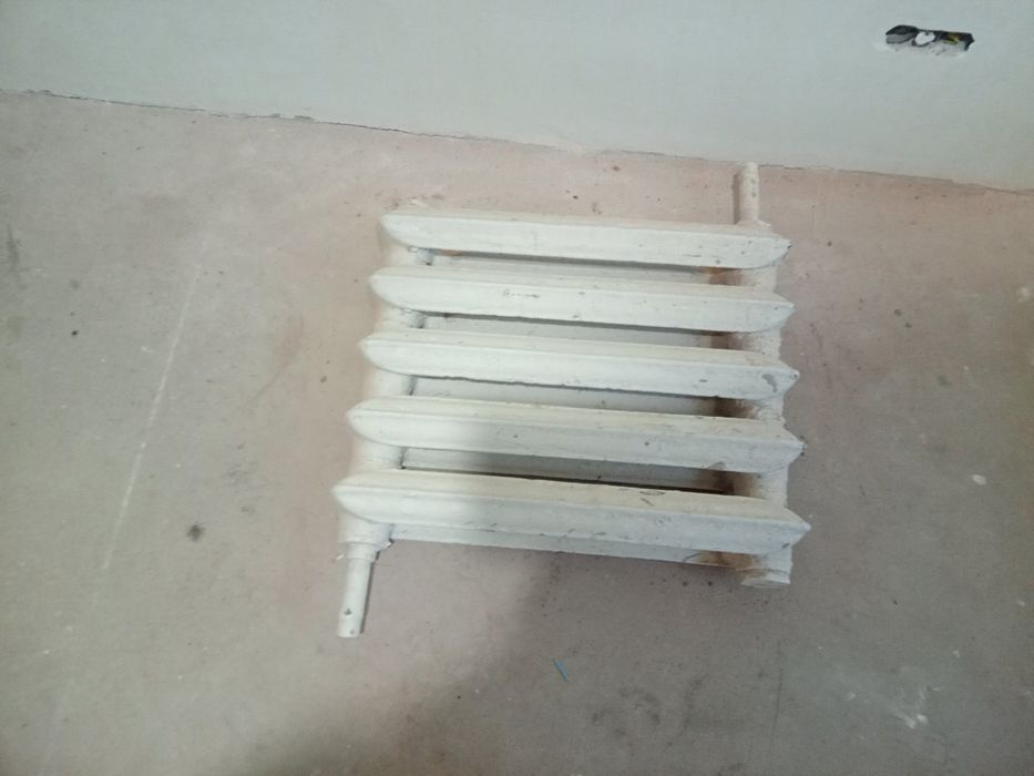 2 батареї чавунні по 5 і 13 секцій б/в