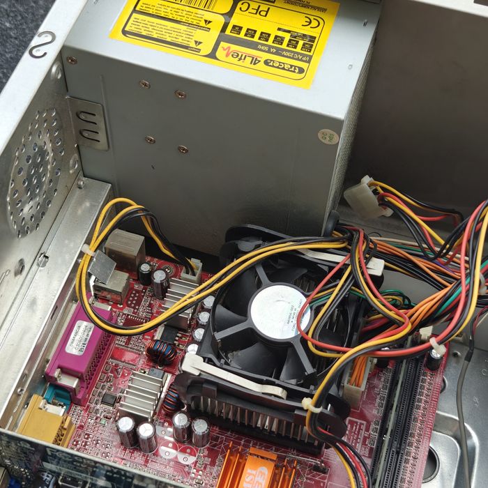 Komputer retro z 2003 roku