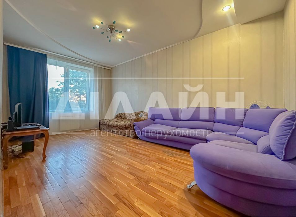 Краща локація! 2х кімн. Сталінка у Центрі міста!