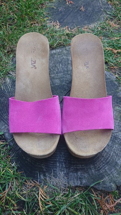 Venezia różowe fuksja zamszowe klapki koturny na korku sandałki.