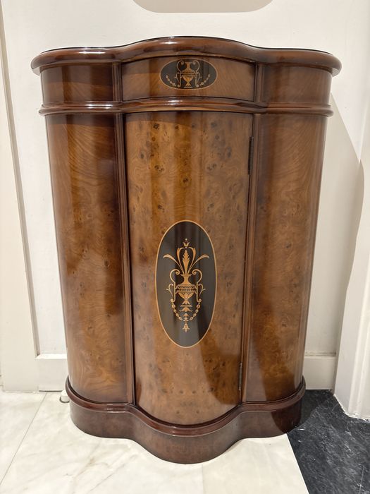 Espelho e movel decorativo com uma gabeta e uma porta