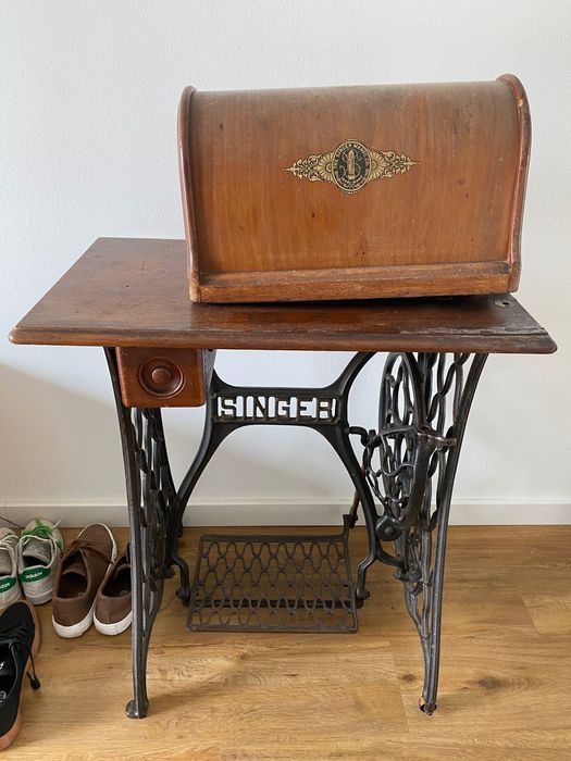 Máquina Singer de 1898 com todos os elementos originais