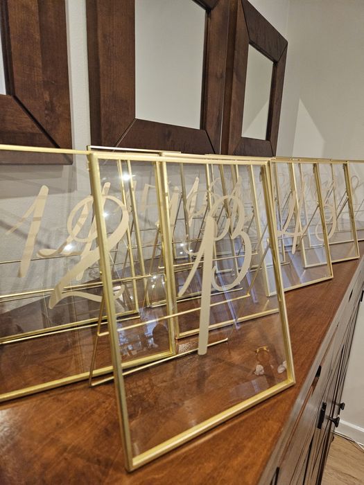 Numery stołów w złotych ramkach (cena za wszystkie)