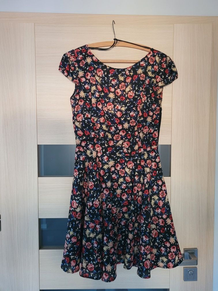 Sukienka letnia Zara Trafaluc, rozmiar S – kwiaty, odkryte plecy, rozk