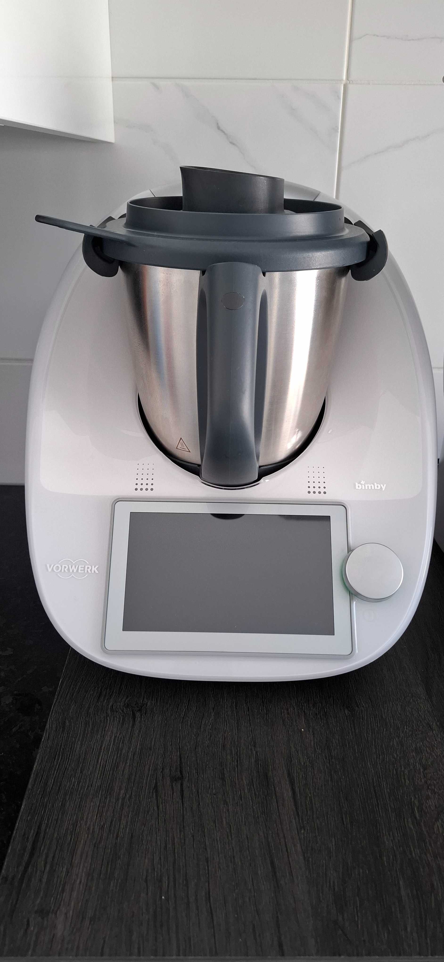 Vendo bimby tm6 com pouco uso, só a tenho a 6 meses