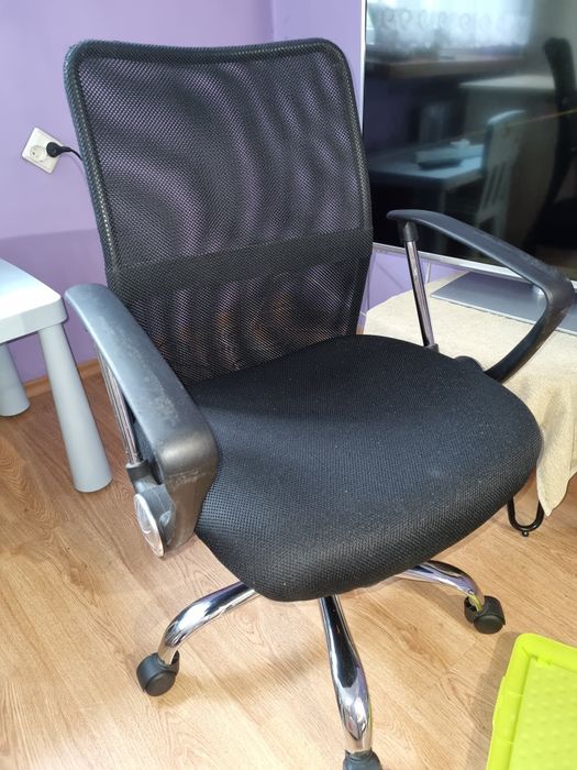 Fotel obrotowy z regulacja czarny